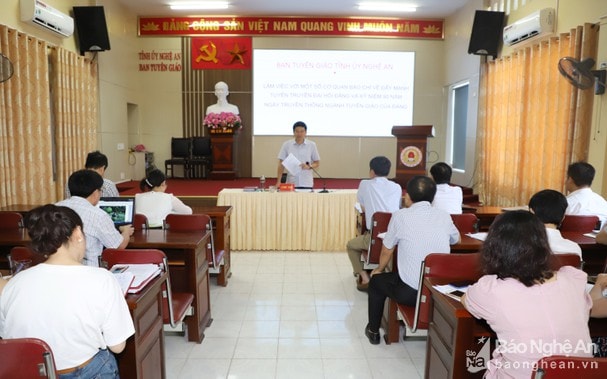 Đồng chí Kha Văn Tám – Ủy viên BCH Đảng bộ tỉnh, Phó trưởng Ban Thường trực Ban Tuyên giáo Tỉnh ủy Nghệ An chủ trì buổi làm việc. Ảnh: Phạm Bằng