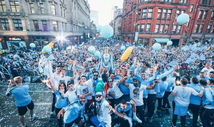 Các cổ động viên của Man City có thể mở hội ăn mừng bởi đội bóng con cưng của mình vẫn tiếp tục được thi đấu tại Champions League mùa sau. Ảnh: TL