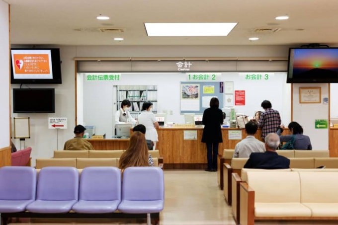 Khoảng một phần ba các tổ chức y tế đang cắt giảm tiền thưởng mùa hè cho nhân viên, một công đoàn cho biết hôm thứ Hai, khi nhiều bệnh viện và phòng khám phải đối mặt với khủng hoảng tiền mặt. Ảnh: BLOOMBERG