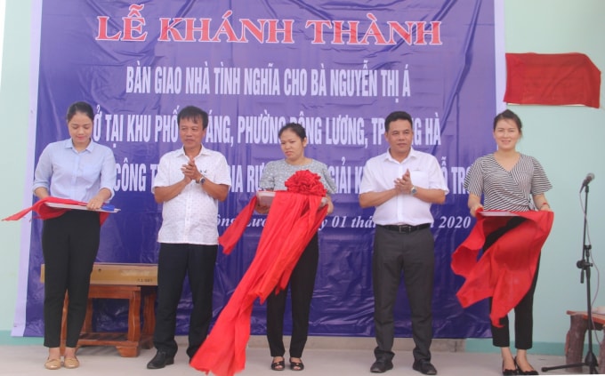 Lãnh đạo HABECO bàn giao “Nhà tình nghĩa” và trao quà cho các Bà mẹ Việt Nam anh hùng trên địa bàn tỉnh Quảng Trị
