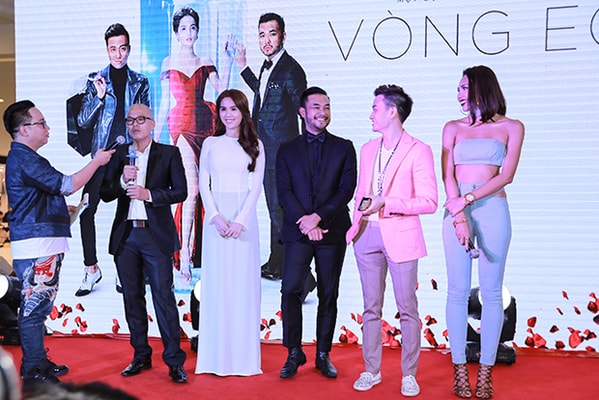 Ngọc Trinh trong buổi ra mắt phim Vòng Eo 56 cùng diễn viên Lương Mạnh Hải và đạo diễn Vũ Ngọc Đãng