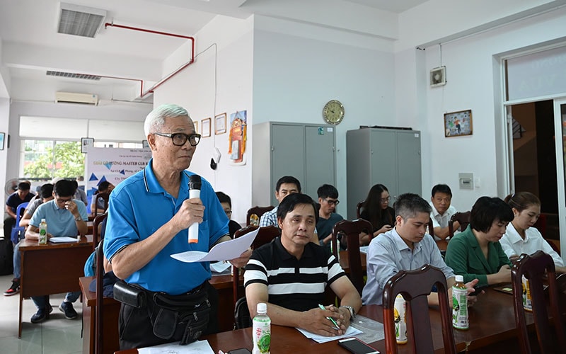 Đại diện phóng viên đặt câu hỏi tại buổi họp báo(ảnh: baonhandan).