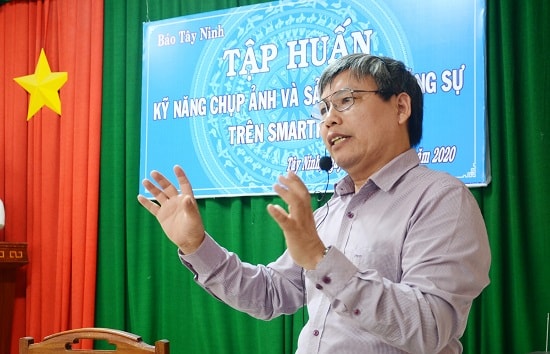 ThS. Đinh Ngọc Sơn - Phó Trưởng khoa Phát thanh -Truyền hình Học viên Báo chí và Tuyên truyền hướng dẫn các kỹ năng chụp ảnh báo chí(ảnh: baotayninh).