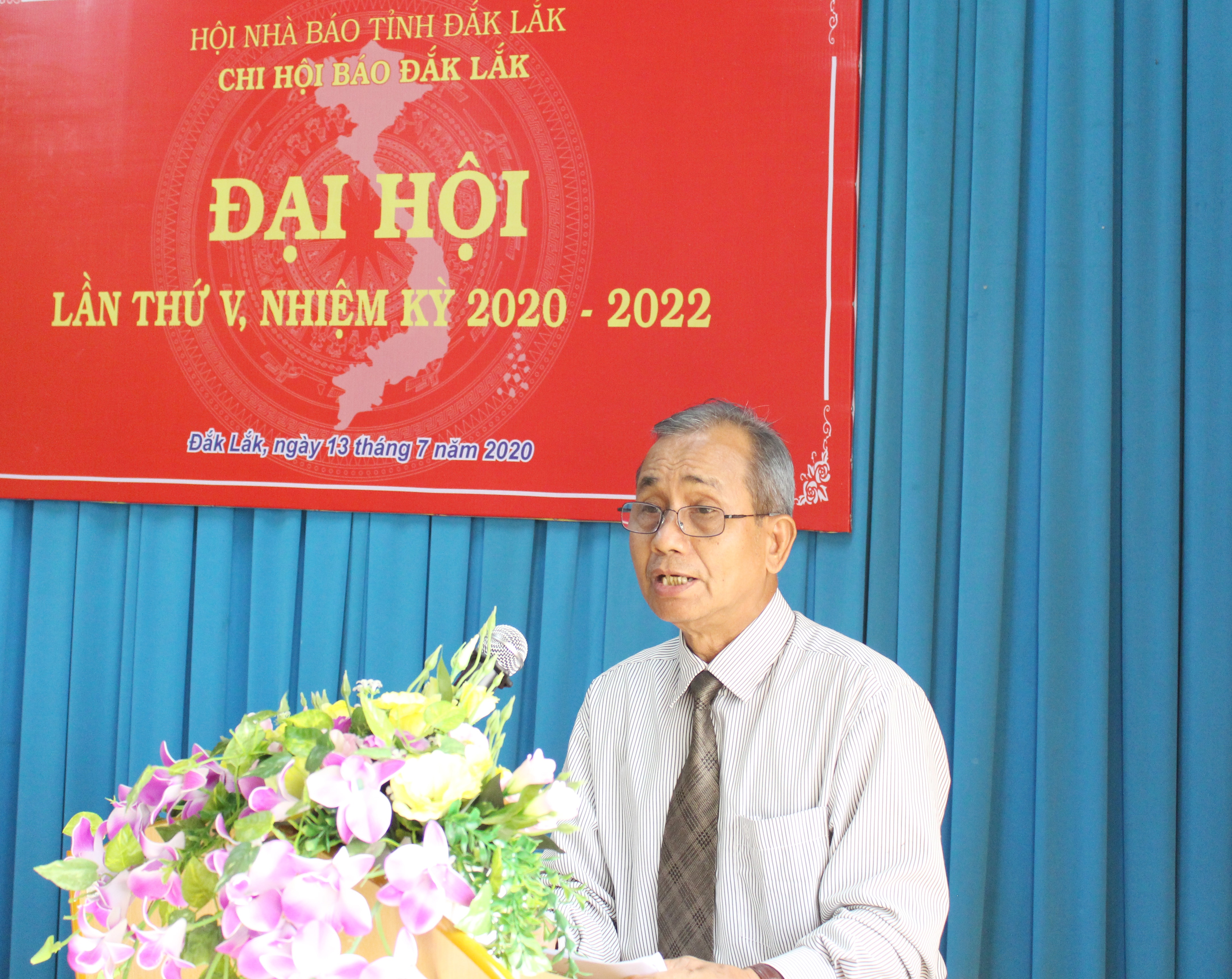 Chủ tịch Hội Nhà báo tỉnh Y Tuĩn Kmăn phát biểu chỉ đạo tại đại hội(ảnh: baodaklak).