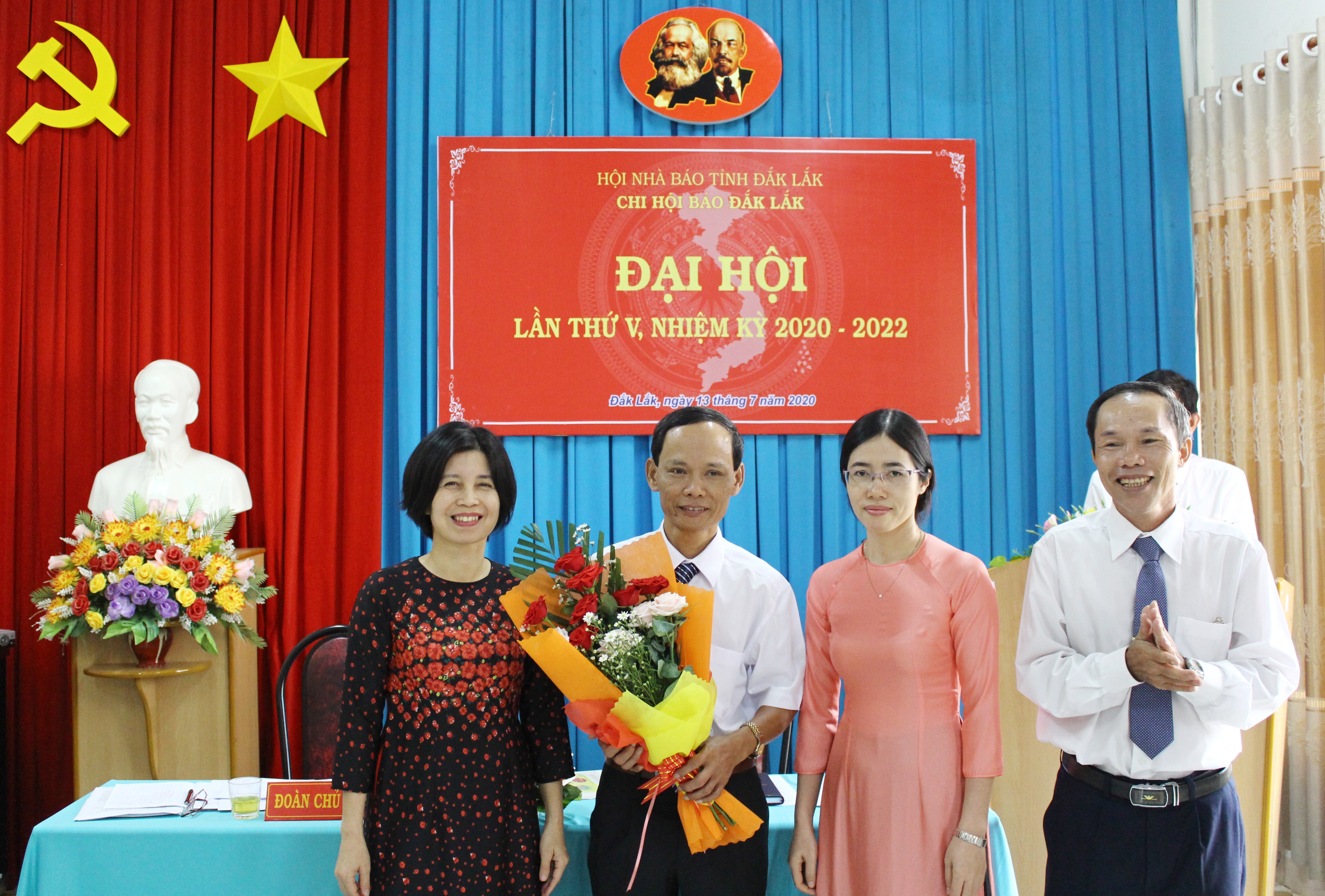 Phó Tổng Biên tập phụ trách Đinh Xuân Toản (bên phải) tặng hoa chúc mừng Ban Thư ký Chi hội Báo Đắk Lắk khóa V, nhiệm kỳ 2020 - 2022(ảnh: baodaklak).