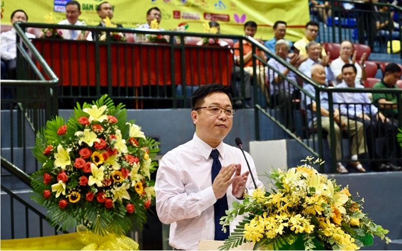 Ông Quế Đình Nguyên, Phó Tổng Biên tập Báo Nhân Dân, Trưởng ban chỉ đạo Giải phát biểu ý kiến tại lễ khai mạc. Ảnh: baonhandan.
