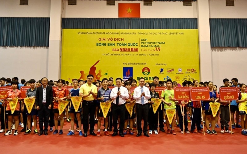 Các lãnh đạo Báo Nhân Dân, Tổng cục Thể dục - Thể thao, Sở Văn hoá - Thể thao TP Hồ Chí Minh và nhà tài trợ trao cờ và kỷ niệm chương cho các đoàn. Ảnh: baonhandan.