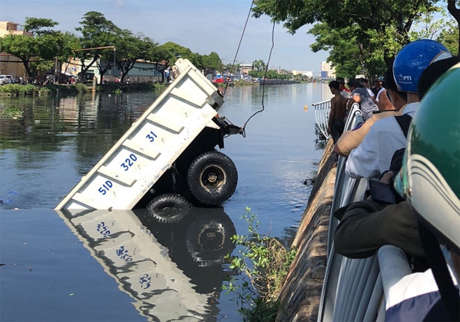 Tài xế xe ben thoát chết sau khi đâm xuống kênh Tàu Hũ. Ảnh: TL.