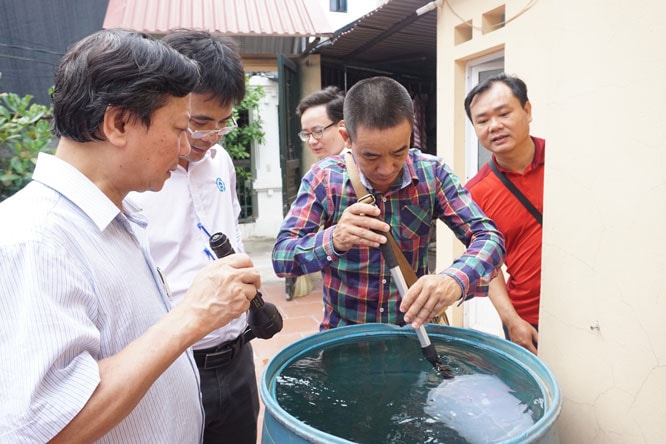 Đoàn công tác của Sở Y tế Hà Nội kiểm tra công tác phòng, chống sốt xuất huyết tại một số hộ gia đình tại xã Tam Hiệp (huyện Phúc Thọ).