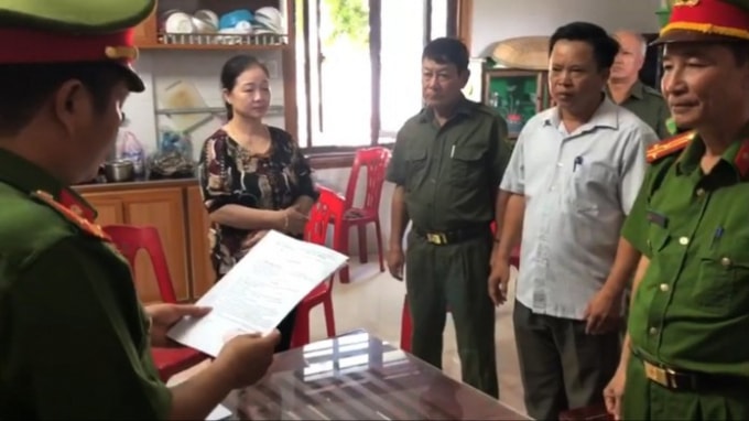 Cơ quan Cảnh sát điều tra tống đạt quyết định khởi tố bị can và Lệnh cấm đi khỏi nơi cư trú đối với Trần Thị Cảnh. Công an tỉnh Quảng Bình