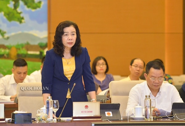Thứ trưởng Bộ Tài chính Vũ Thị Mai trình bày Tờ trình dự án Nghị quyết. Ảnh: quochoi.vn