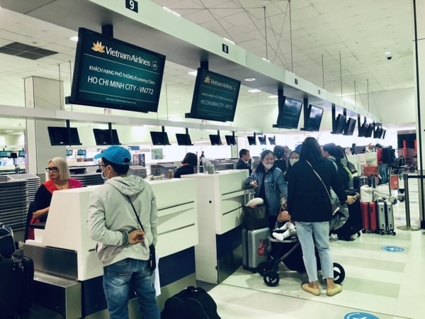 Công dân Việt Nam làm thủ tục lên máy bay. Ảnh minh họa