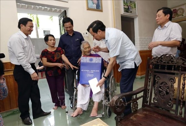 Bộ trưởng Bộ Lao động - Thương binh và Xã hội Đào Ngọc Dung thăm, tặng quà Mẹ Việt Nam anh hùng Nguyễn Thị Hổng, Khu phố 9, Phường 1, Thành phố Đông Hà (Quảng Trị). Ảnh: TTXVN