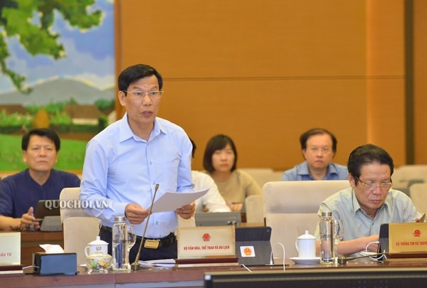 Bộ trưởng Bộ Văn hóa-Thể thao và Du lịch Nguyễn Ngọc Thiện trình bày Tờ trình về việc ban hành Nghị định quy định về hoạt động nghệ thuật biểu diễn. Ảnh: quochoi.vn