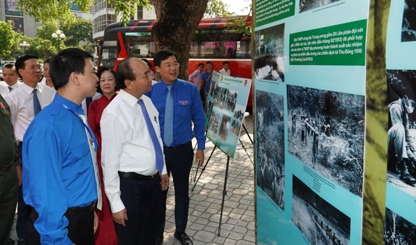 Thủ tướng Nguyễn Xuân Phúc thăm không gian trưng bày hình ảnh về lực thượng thanh niên xung phong. Ảnh: VGP