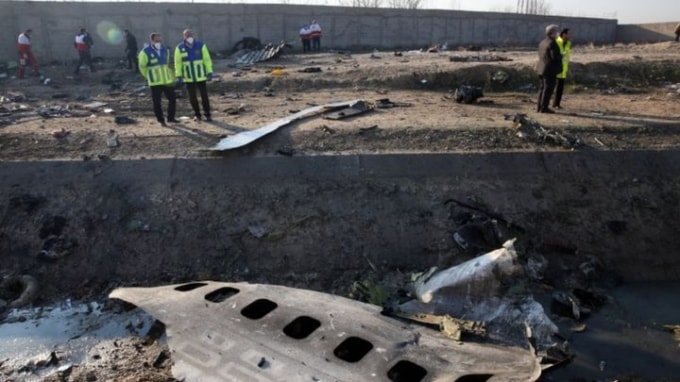 Hiện trường vụ rơi máy bay ở Iran. Ảnh: BBC