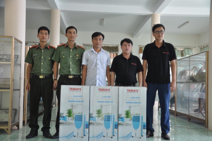 Đoàn công tác tặng quà cho cán bộ, nhân viên tại Vườn Quốc gia Bến En, huyện Như Thanh, Thanh Hóa