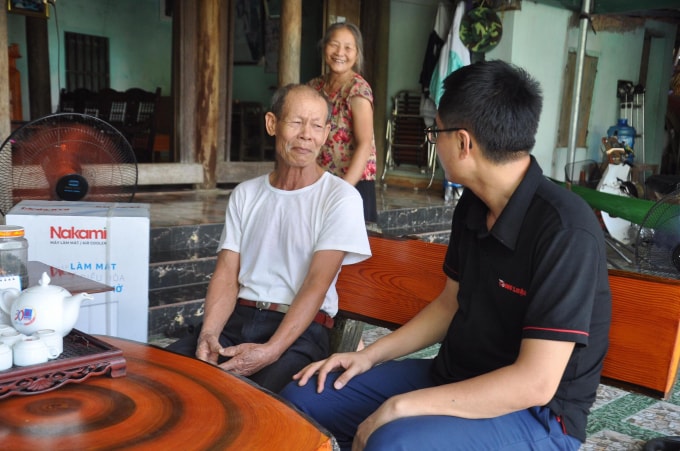 Phóng viên báo Nhà báo & Công luận thăm hỏi và động viên gia đình Người có công