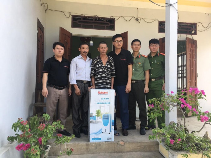 Đại diện báo Nhà báo & Công luận thăm hỏi và tặng quà tri ân đối tượng người có công trên địa bàn huyện Như Thanh