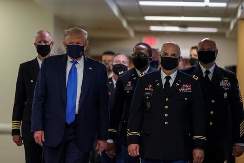 Ông Trump đeo khẩu trang trang nơi công cộng khi đến thăm các quân nhân bị thương tại Trung tâm Quân y Walter Reed hôm 11/7. Ảnh: TL.