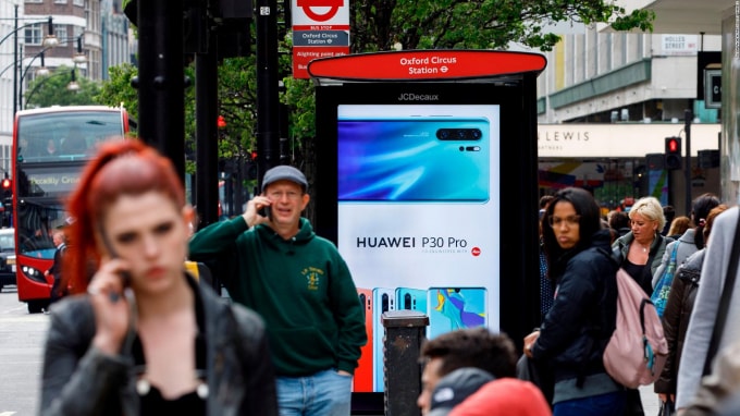 Nước Anh sẽ ngừng sử dụng mạng 5G của Huawei vào năm 2027 - Ảnh: Reuters