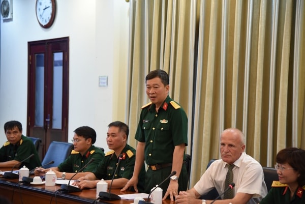 Thiếu tướng Bùi Hải Sơn (người đứng). Ảnh: TL