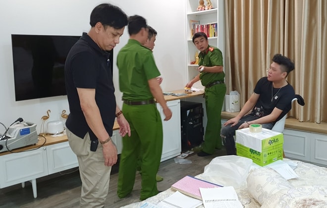 Cơ quan công an khám xét khẩn cấp nơi ở của các đối tượng, thu giữ nhiều tài liệu.