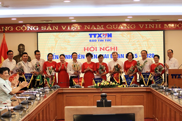 Các cá nhân điển hình tiên tiến của báo Tin tức. Ảnh: baotintuc.vn