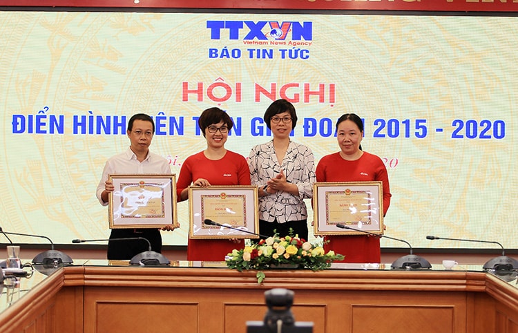 Phó Tổng giám đốc Vũ Việt Trang trao Bằng khen của Tổng giám đốc TTXVN cho các tập thể và cá nhân điển hình tiên tiến của báo Tin tức. Ảnh: baotintuc.vn