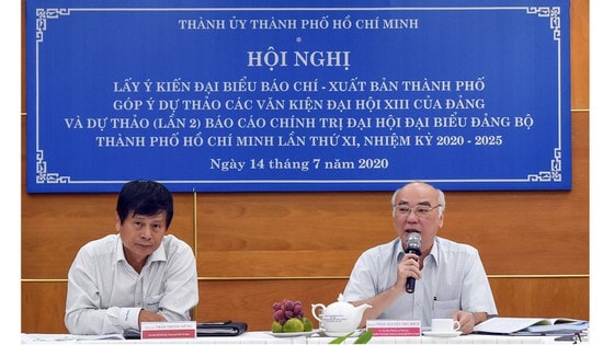 Các đồng chí Phan Nguyễn Như Khuê, Ủy viên Ban Thường vụ Thành ủy, Trưởng Ban Tuyên giáo Thành ủy TPHCM và ông Trần Trọng Dũng, Chủ tịch Hội Nhà báo TP chủ trì hội nghị. Ảnh: Dũng Phương