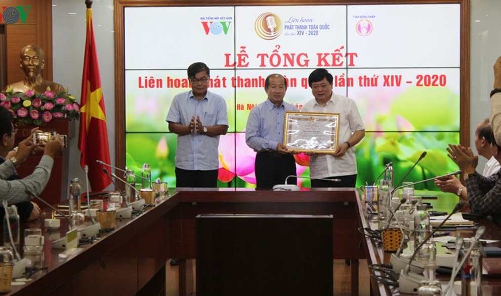 Tổng Giám đốc VOV Nguyễn Thế Kỷ tặng bằng khen cho ông Đoàn Tấn Bửu- Phó Chủ tịch UBND tỉnh Đồng Tháp và ông Bùi Thanh Hồng- Giám đốc Đài PT-TH tỉnh Đồng Tháp. Ảnh: Minh Khánh