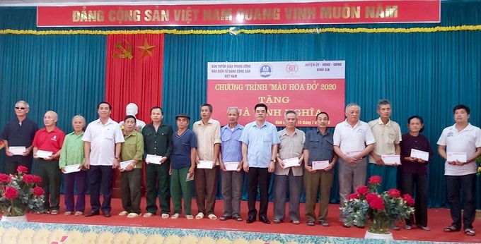 Ông Nguyễn Công Dũng Phó Tổng Biên tập Thường trực báo điện tử Đảng Cộng sản Việt Nam trao quà tình nghĩa cho các gia đình chính sách huyện Bình Gia. Ảnh: Hồng Sơn