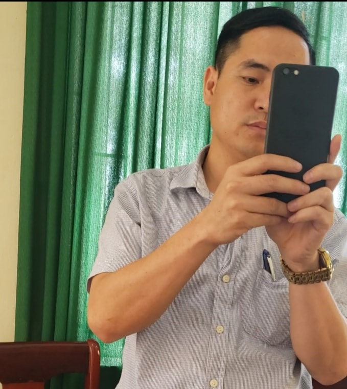 Ông Trần Văn Tiến – Giám đốc Công ty CP đầu tư phát triển xây dựng Đại Long (đơn vị tư vấn, quản lý dự án) đến UBND xã chụp ảnh PV rồi lập tức rời đi.