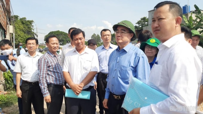 Bí thư Thành ủy TP.HCM Nguyễn Thiện Nhân thị sát cùng lãnh đạo huyện Bình Chánh - điểm nóng xây nhà không phép. Ảnh: Bùi Tư