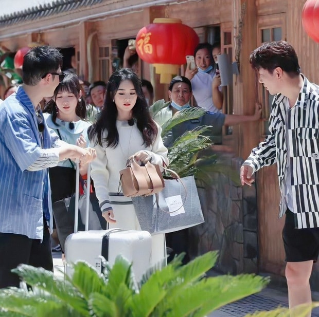 Triệu Lệ Dĩnh luôn nổi bật với ngoại hình xinh đẹp của mình tại hậu trường show Nhà Hàng Trung Hoa. (Ảnh: Sina).