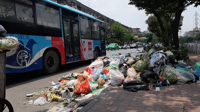 Rác thải sinh hoạt được vứt ngổn ngang lề đường, bốc mùi hôi thối. Ảnh: TL.