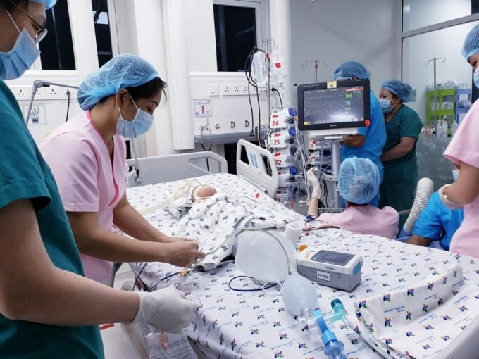 Sau phẫu thuật, các bé được chăm sóc và theo dõi tích cực. Ảnh: BVCC.