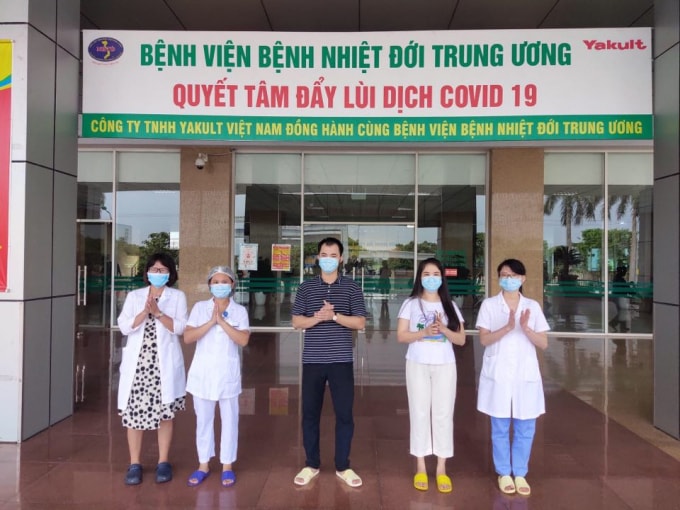 Các bệnh nhân được công bố khỏi bệnh tại Bệnh viện Bệnh Nhiệt đới Trung ương ngày 16/7. Ảnh: TL.