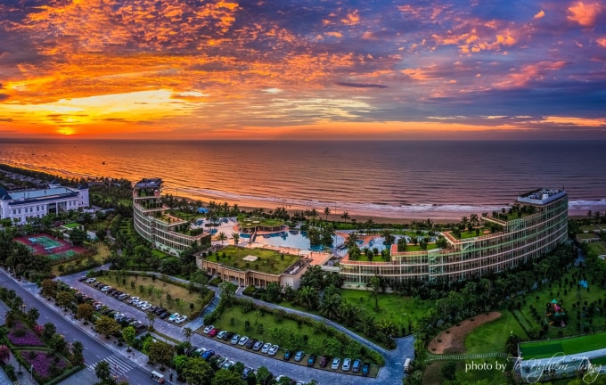 Toàn cảnh khách sạn FLC Luxury Hotel Samson (Ảnh: Tô Nghiêm Trang )