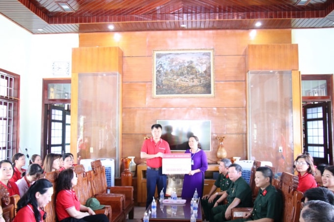 Đảng bộ Agribank CN Láng Hạ tặng quà BQL Thành cổ.