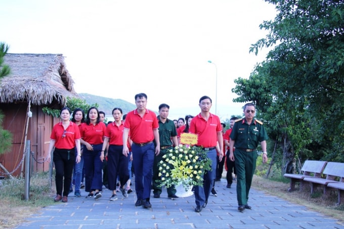Đảng bộ Agribank CN Láng Hạ dâng hương tại mộ Đại tướng Võ Nguyên Giáp.