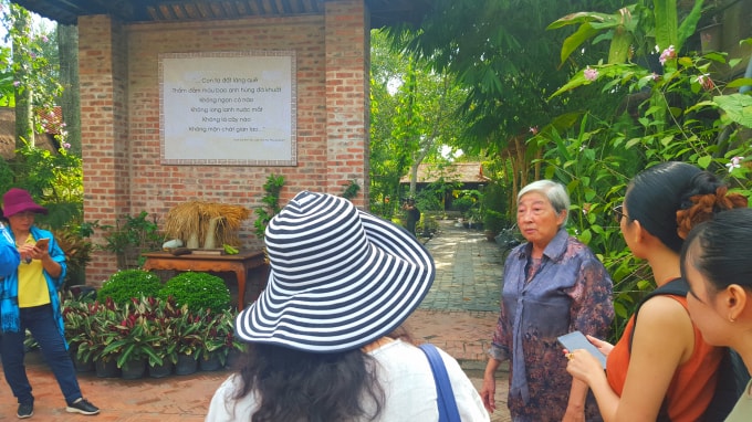 Khu Du lịch Một Thoáng Việt Nam tọa lạc ở huyện Củ Chi, TP.HCM hấp dẫn đối với du khách nhờ những nét đẹp cổ kính, bình dị nhưng bao quát được nhiều nét văn hóa đặc trưng.