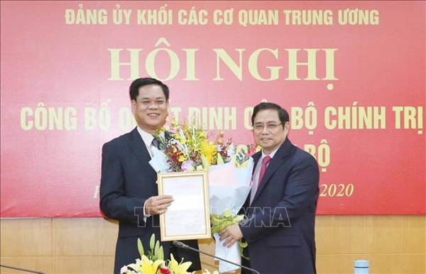 Trưởng Ban Tổ chức Trung ương Phạm Minh Chính trao quyết định phân công, điều động ông Huỳnh Tấn Việt làm Phó Bí thư Đảng uỷ Khối các cơ quan Trung ương nhiệm kỳ 2015 - 2020. Ảnh: TTXVN