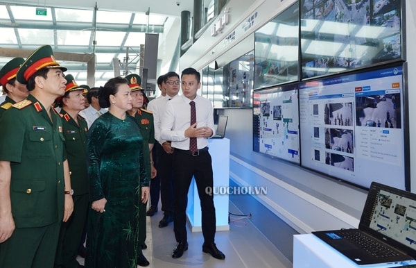 Chủ tịch Quốc hội Nguyễn Thị Kim Ngân tham quan các sản phẩm công nghệ của Tập đoàn Viettel. Ảnh: quochoi.vn