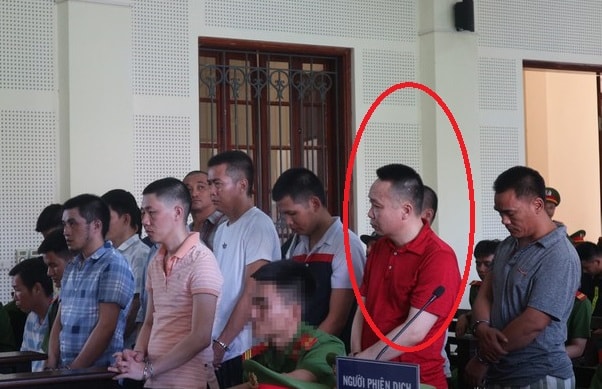 Cựu Thiếu tá Võ Văn Quý và các bị cáo tại tòa.