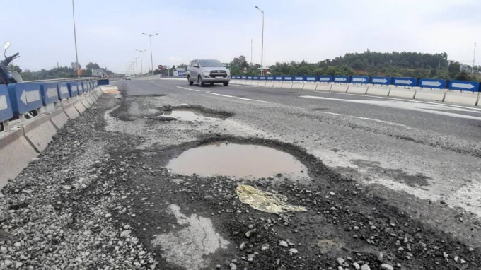 Dự án cao tốc Đà Nẵng - Quảng Ngãi khi vừa thông xe đã xuất hiện những hư hỏng. Ảnh: TL