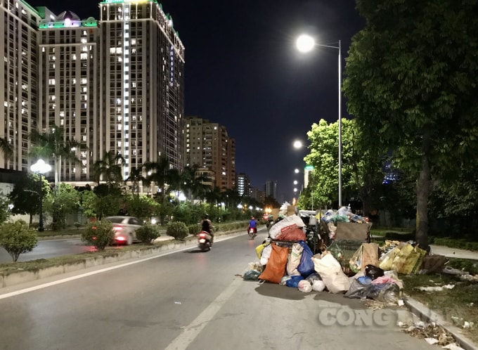 Trên tuyến đường Trần Hữu Dực (quận Nam Từ Liêm), rác thải thậm chí còn chắn ngang hết cả một làn đường dành cho xe máy