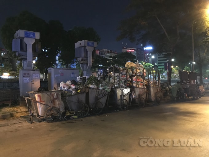 Từ tối 13/7, người dân hai xã Nam Sơn và Hồng Kỳ (huyện Sóc Sơn, Hà Nội) căng lều bạt ngăn xe rác vào Khu liên hợp xử lý chất thải Nam Sơn, khiến rác thải tại các quận nội thành ùn ứ. Nhiều tuyến đường tại Hà Nội ngập trong rác thải, bốc mùi hôi thối
