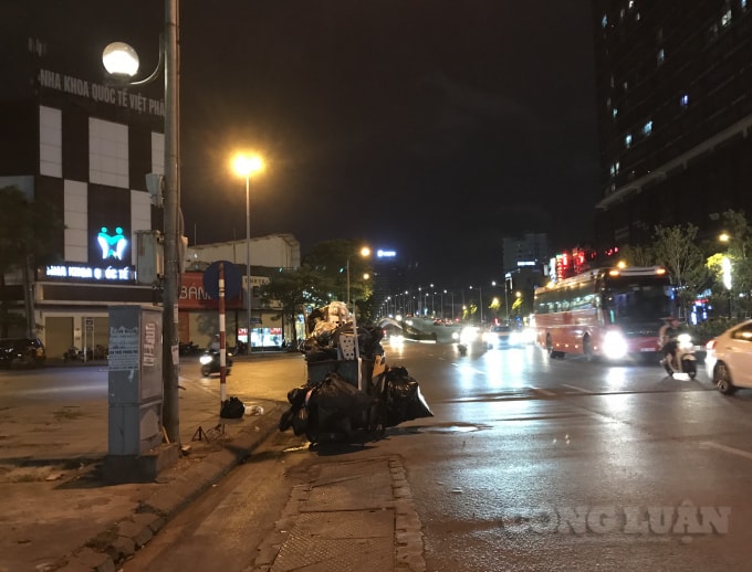 Trên đường Trần Duy Hưng nhiều xe rác với túi lớn túi bé vẫn được để ngay dưới lòng đường gây mất an toàn giao thông