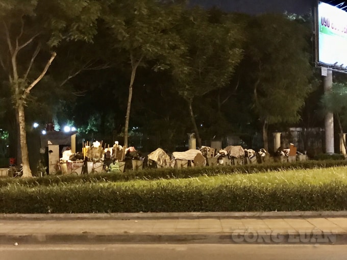 10 giờ 30 phút đêm 16/7, người công nhân môi trường vẫn chờ xe chở rác đến điểm tập kết tại khu vực đường Nguyễn Văn Huyên để đưa đi xử lý